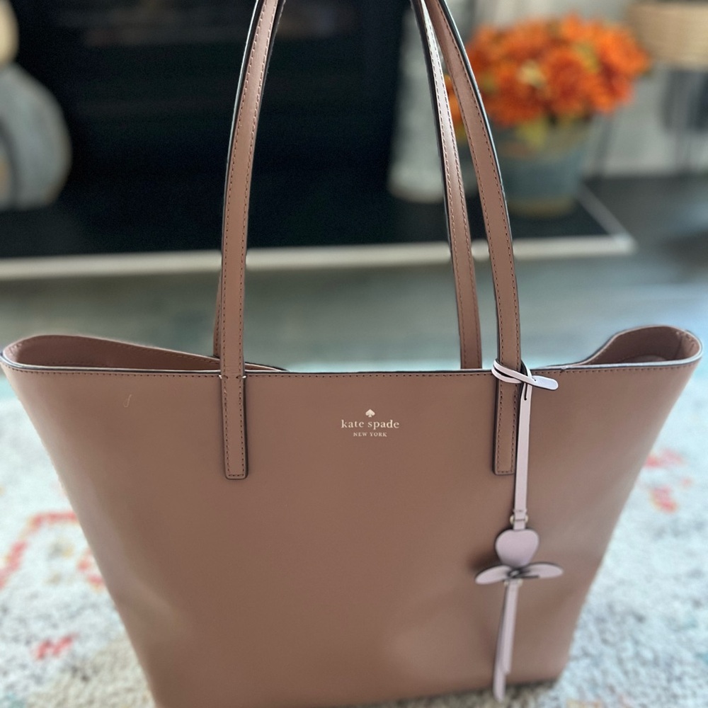 Kate Spade Kelsey Tan Beige Tote Bag with Charm-beautiful pre-owned condition!